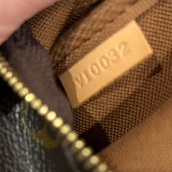 LOUIS VUITTON MONOGRAM POCHETTE - Picture 9 of 14